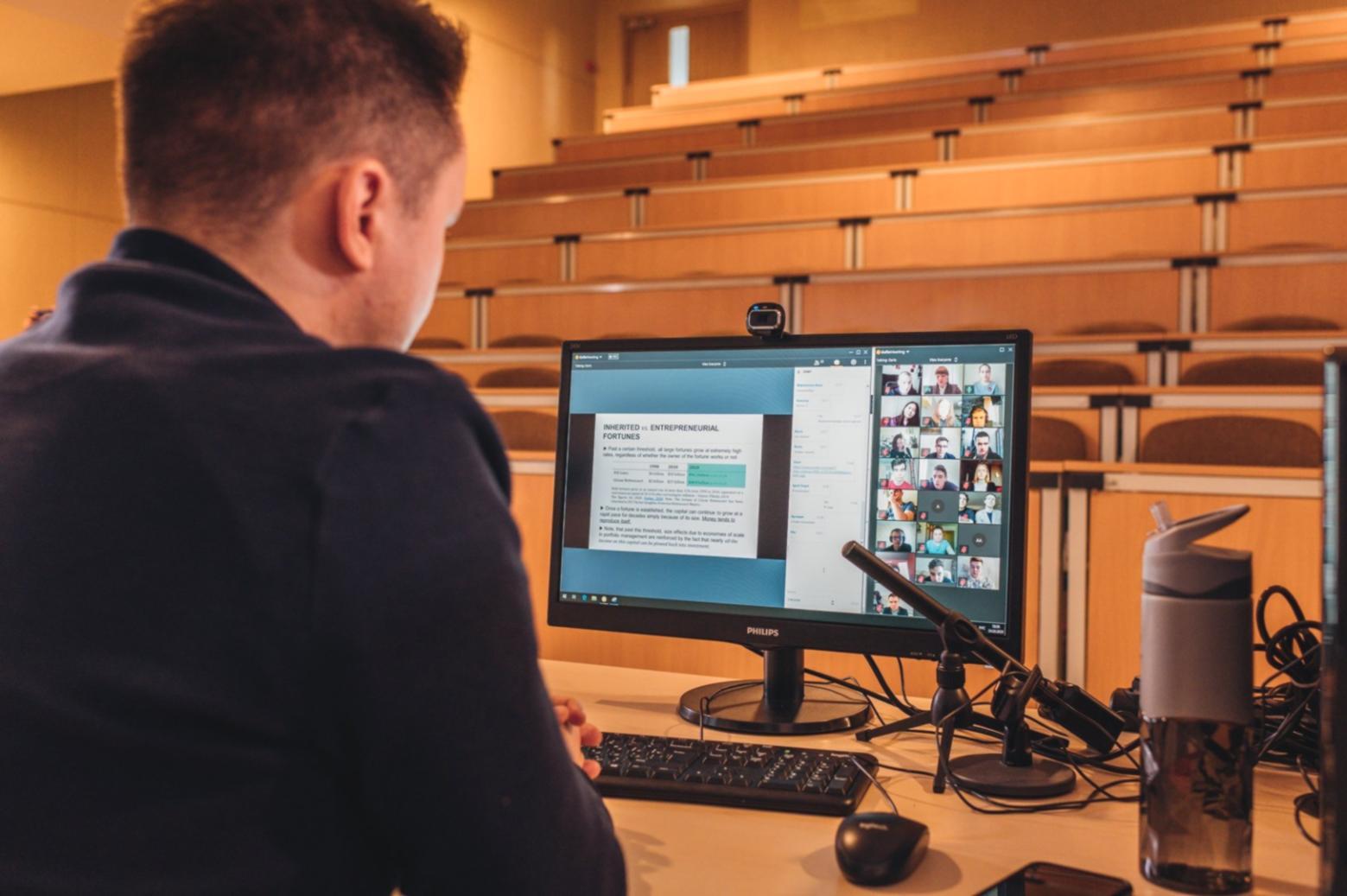 Zespół Tutazua przy pracy nad systemem raportowania zgodności